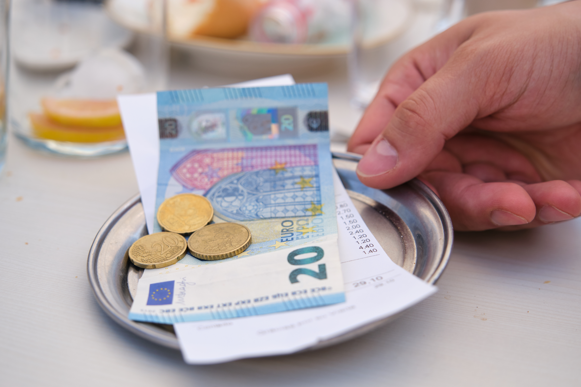 Placení účtu v eurech u přímořské restaurace v Chorvatsku