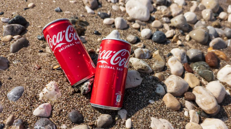 Nový design Coca-Coly dorazil do Česka (2026): Receptura se nezměnila, lidé si na změnu přesto stěžují