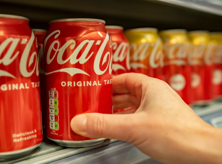 Z&nbsp;regálů Penny zmizela Coca-Cola (2026). Lidé pro ni musí ke konkurenci, důvodem je podivný spor značek