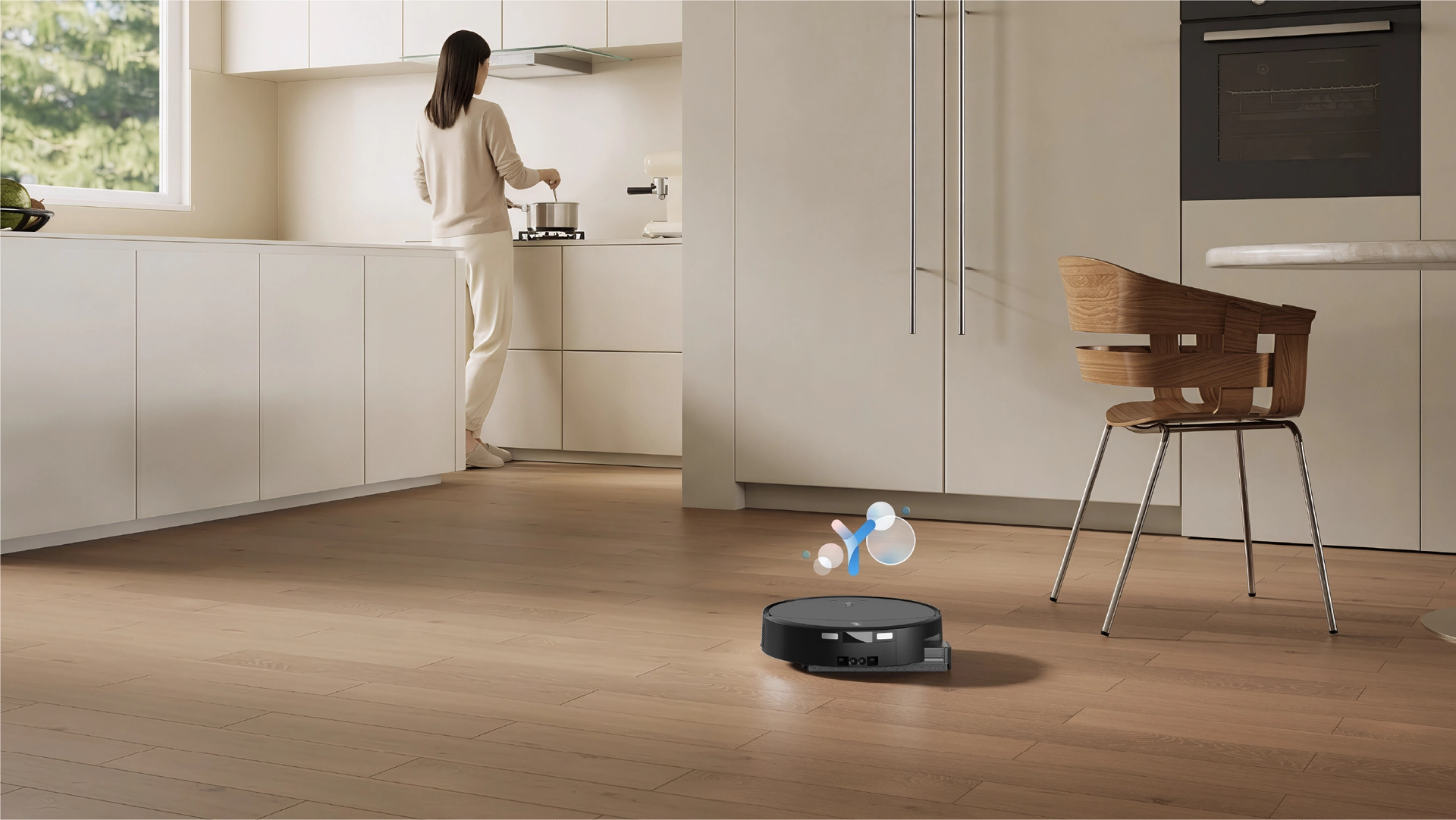 Robotický vysavač Ecovacs Deebot T90 PRO Omni vysává na podlaze v kuchyni