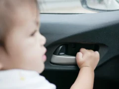 Češi na sítích řeší malou dírku na zadních dveřích auta: Jde o&nbsp;dětskou pojistku, může zachránit životy
