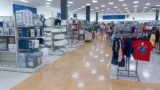 Woolworth po 3 letech v&nbsp;Polsku balí kufry (2026): V&nbsp;Česku otevírá už 30. prodejnu a&nbsp;šlape na paty Actionu i&nbsp;Pepcu