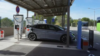 Dobití elektromobilu skončilo účtem na 334&nbsp;000&nbsp;Kč: Systém tvrdil, že majitel nabíjel 15 měsíců v&nbsp;kuse