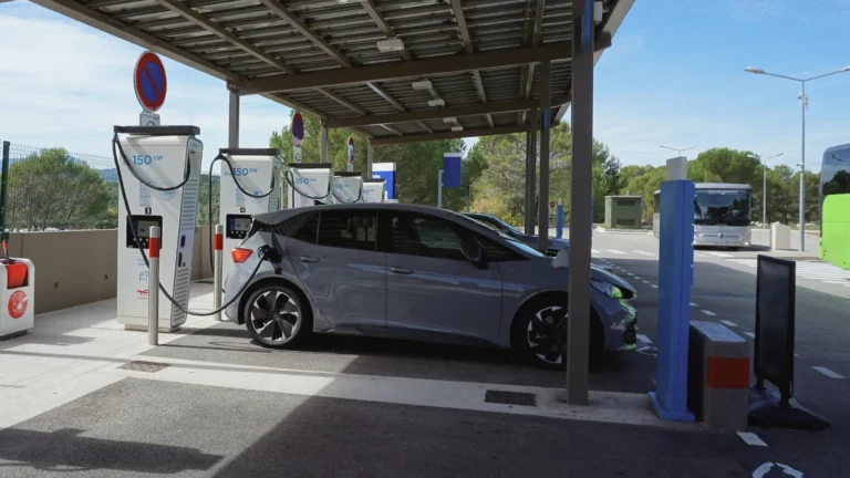 Dobití elektromobilu skončilo účtem na 334&nbsp;000&nbsp;Kč: Systém tvrdil, že majitel nabíjel 15 měsíců v&nbsp;kuse
