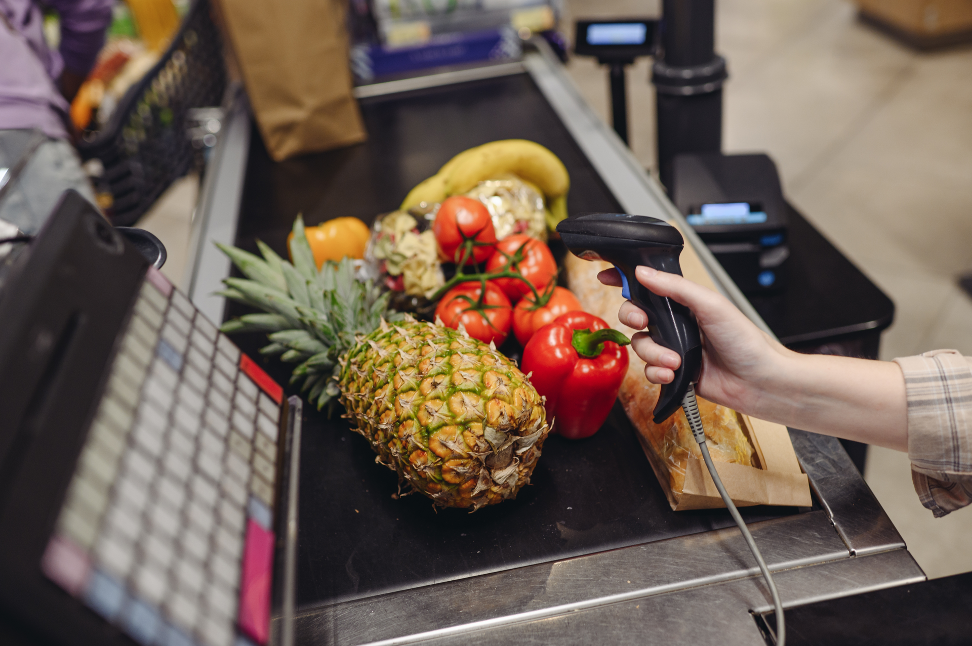 Samoobslužná pokladna s váhou v supermarketu