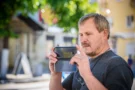 Češi neumí držet telefon při focení: Fotograf tvrdí, že z&nbsp;90&nbsp;%&nbsp;to může za kvalitu fotky víc, než cena telefonu