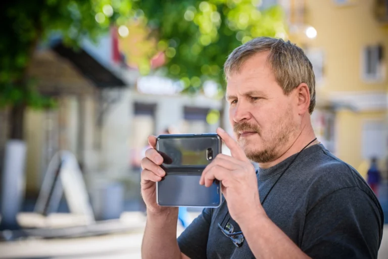 Češi neumí držet telefon při focení: Fotograf tvrdí, že z&nbsp;90&nbsp;%&nbsp;to může za kvalitu fotky víc, než cena telefonu