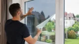 Čechy láká chladivá fólie na okna z&nbsp;Lidlu za 179&nbsp;Kč. S&nbsp;teplem může pomoct, srovnali jsme ji s&nbsp;konkurencí