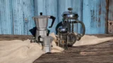 Zapomenutý přístroj, kterým Češi nahrazují kávovary (2026): French press vytáhne z&nbsp;kávy plnější tělo i&nbsp;aroma