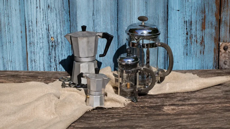 Zapomenutý přístroj, kterým Češi nahrazují kávovary (2026): French press vytáhne z&nbsp;kávy plnější tělo i&nbsp;aroma