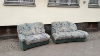 Těžké sedačky z&nbsp;paneláků nahrazuje trend ze 60. let: „Boneless couch“ váží jen 20 kilo a&nbsp;dorazí v&nbsp;krabici