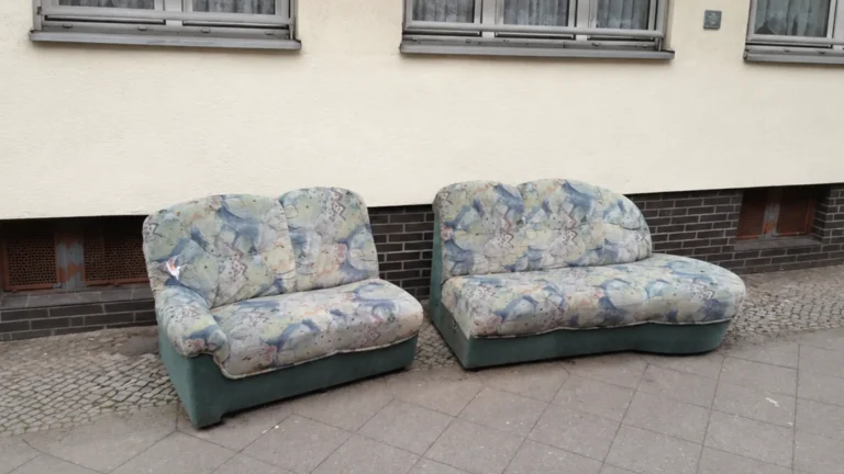 Těžké sedačky z&nbsp;paneláků nahrazuje trend ze 60. let: „Boneless couch“ váží jen 20 kilo a&nbsp;dorazí v&nbsp;krabici