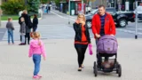 Stát spouští novou sociální dávku (2026): Hlídačkovné startuje už 1. září, rodičům přijde skoro 7&nbsp;500&nbsp;Kč&nbsp;měsíčně