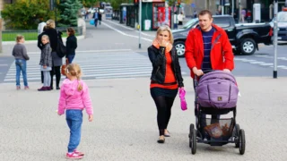 Stát spouští novou sociální dávku (2026): Hlídačkovné startuje už 1. září, rodičům přijde skoro 7&nbsp;500&nbsp;Kč&nbsp;měsíčně