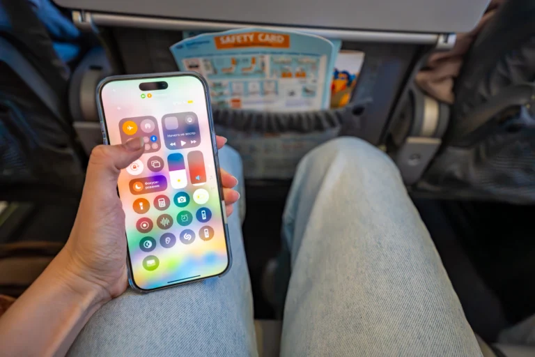 Varování Applu dorazilo i&nbsp;českým majitelům iPhonů: Na zamčené obrazovce se objeví zpráva o&nbsp;útoku