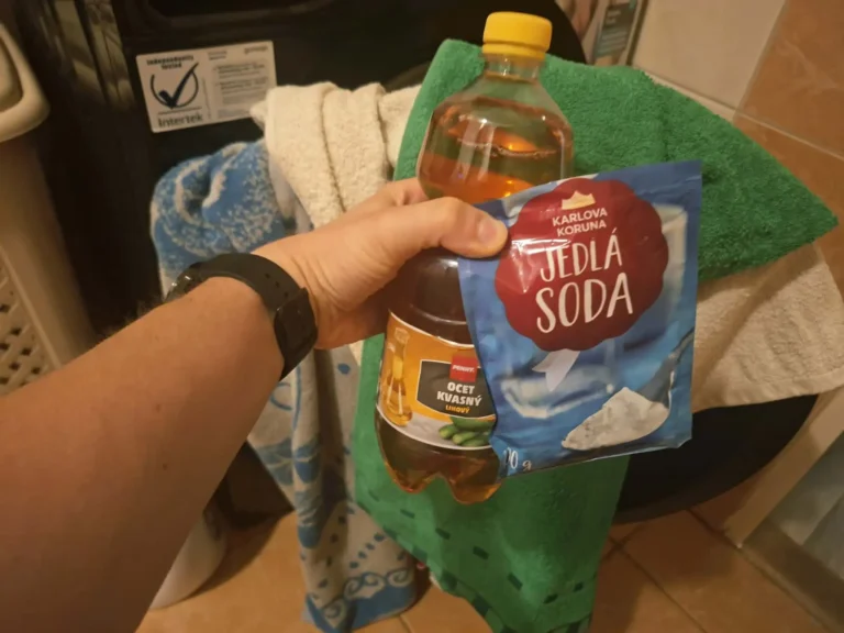 Zkusila jsem internetový trik na zatuchlé osušky za 10&nbsp;Kč. Ocet a&nbsp;soda zabraly, objevila jsem ale šedý sliz. Pozor na údržbu