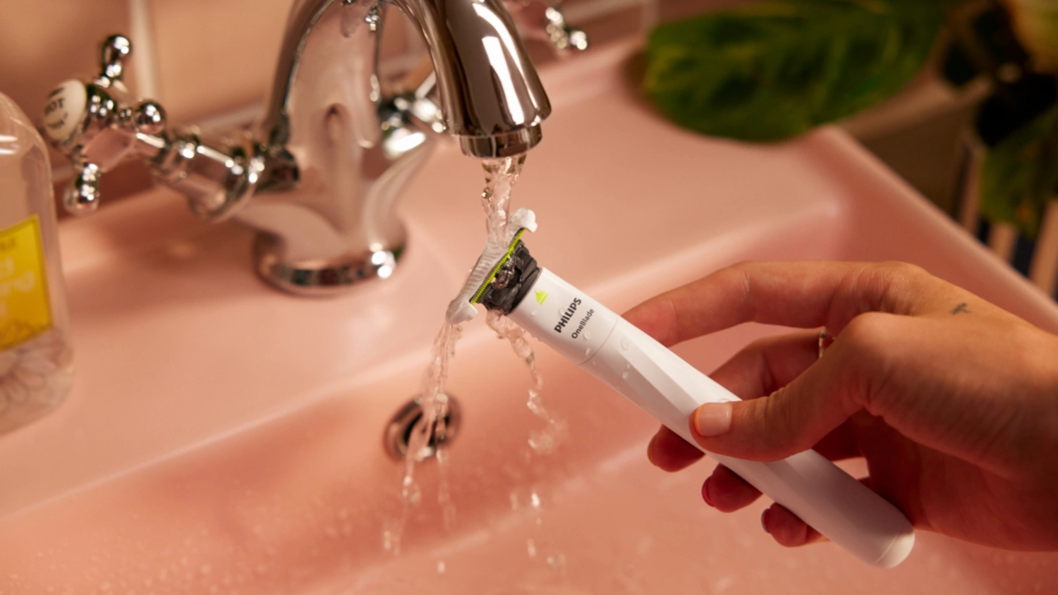 Philips OneBlade Intimate pod tekoucí vodou