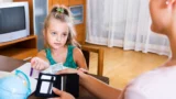 „Chtěla další peníze, ale nedala jsem jí je.“ Kapesné dostává 87&nbsp;%&nbsp;dětí, odborníci radí nechat je chvíli bez peněz