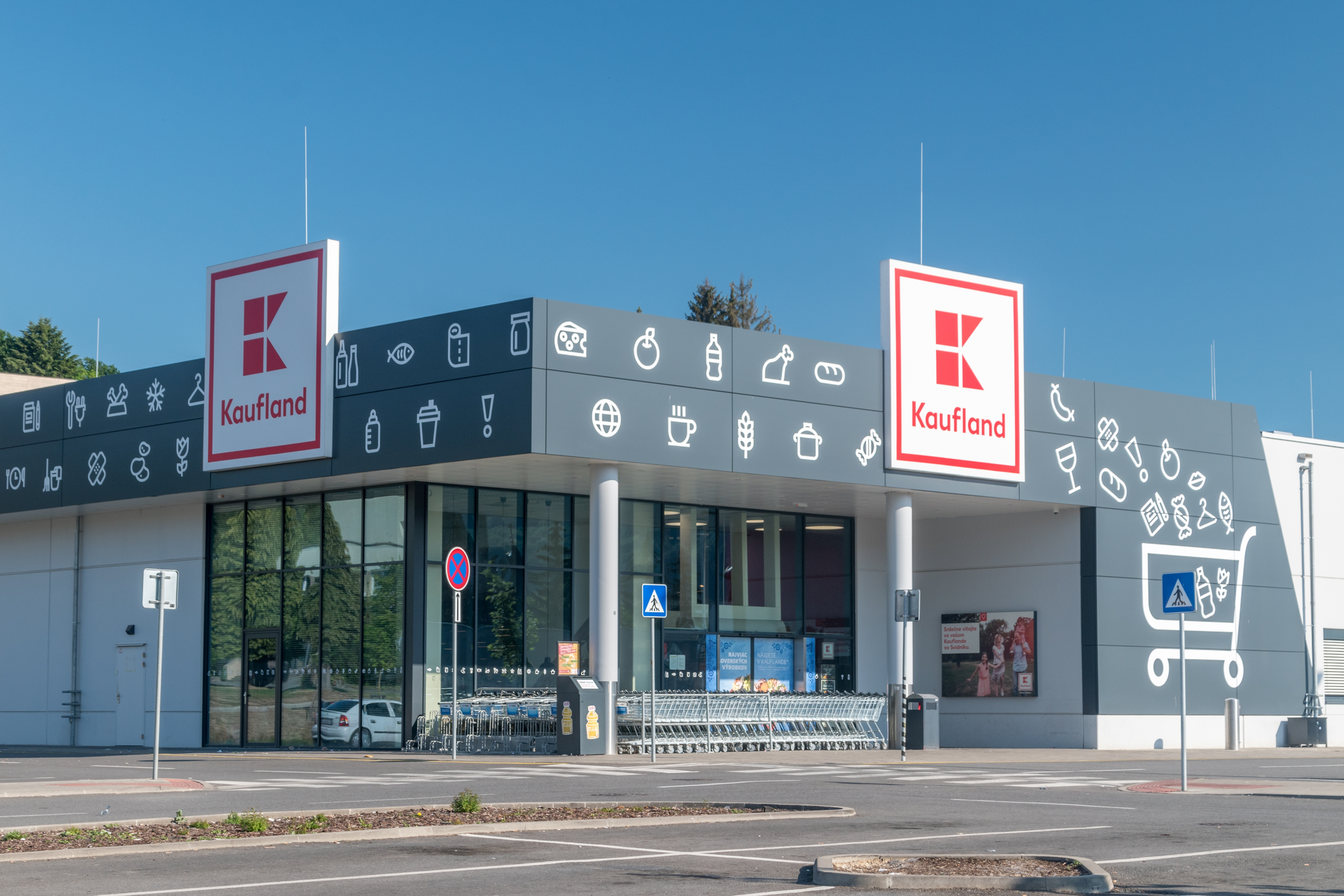 Prodejna Kaufland s nákupními vozíky