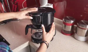 Kávovar za 10 tisíc, nebo French press za 600&nbsp;Kč? Porovnali jsme chuť, cenu i&nbsp;pohodlí přípravy