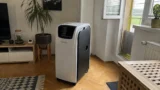 Levná, ale kvalitní mobilní klimatizace: Sinclair je zrovna v&nbsp;prodeji, zvládne pokoj do 25&nbsp;m²&nbsp;a&nbsp;umí i&nbsp;topit