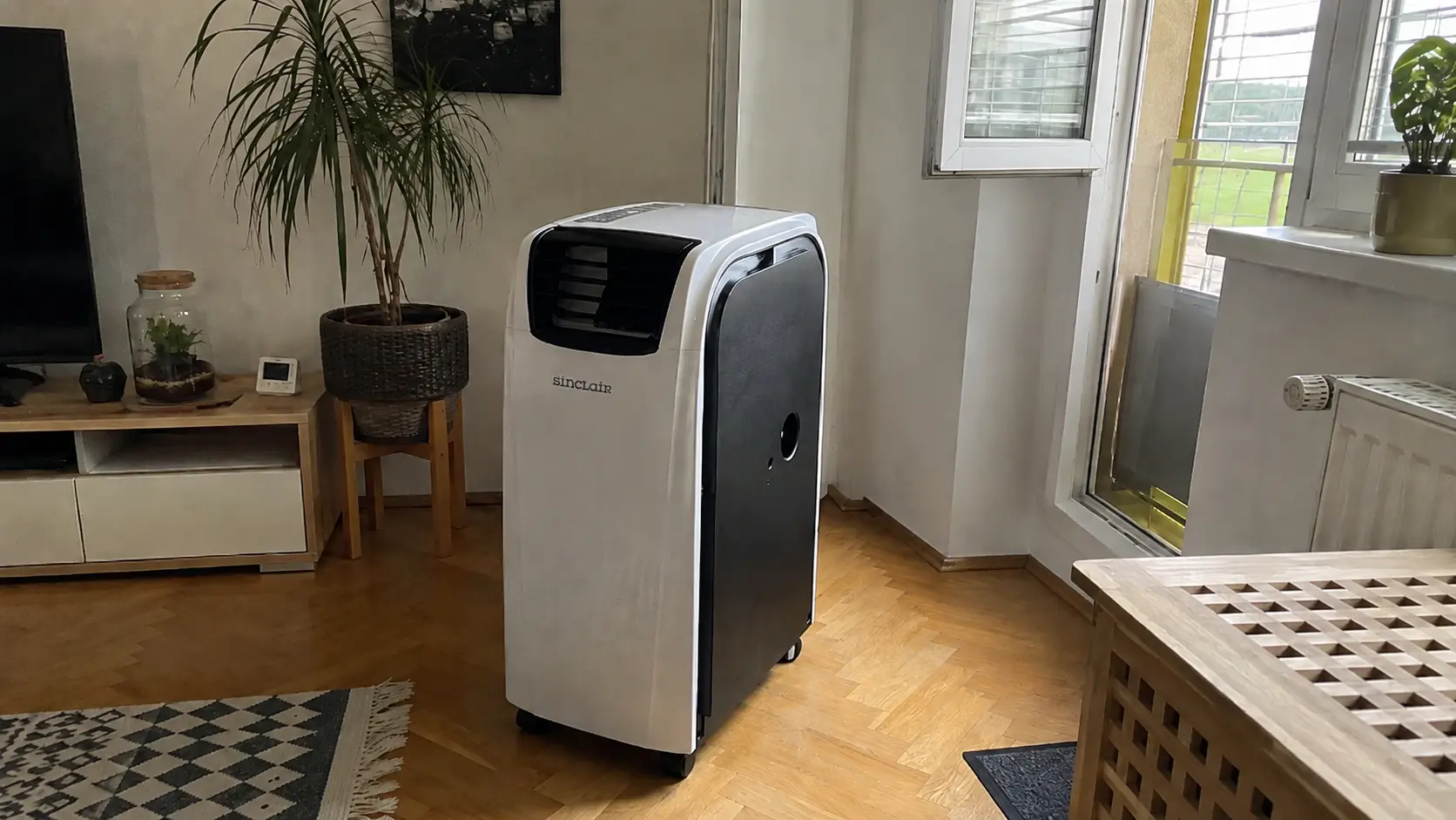 Levná, ale kvalitní mobilní klimatizace: Sinclair je zrovna v&nbsp;prodeji, zvládne pokoj do 25&nbsp;m²&nbsp;a&nbsp;umí i&nbsp;topit
