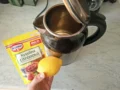 Vyzkoušela jsem 2 virální triky na vodní kámen v&nbsp;konvici: Kyselina citronová porazila čerstvý citron