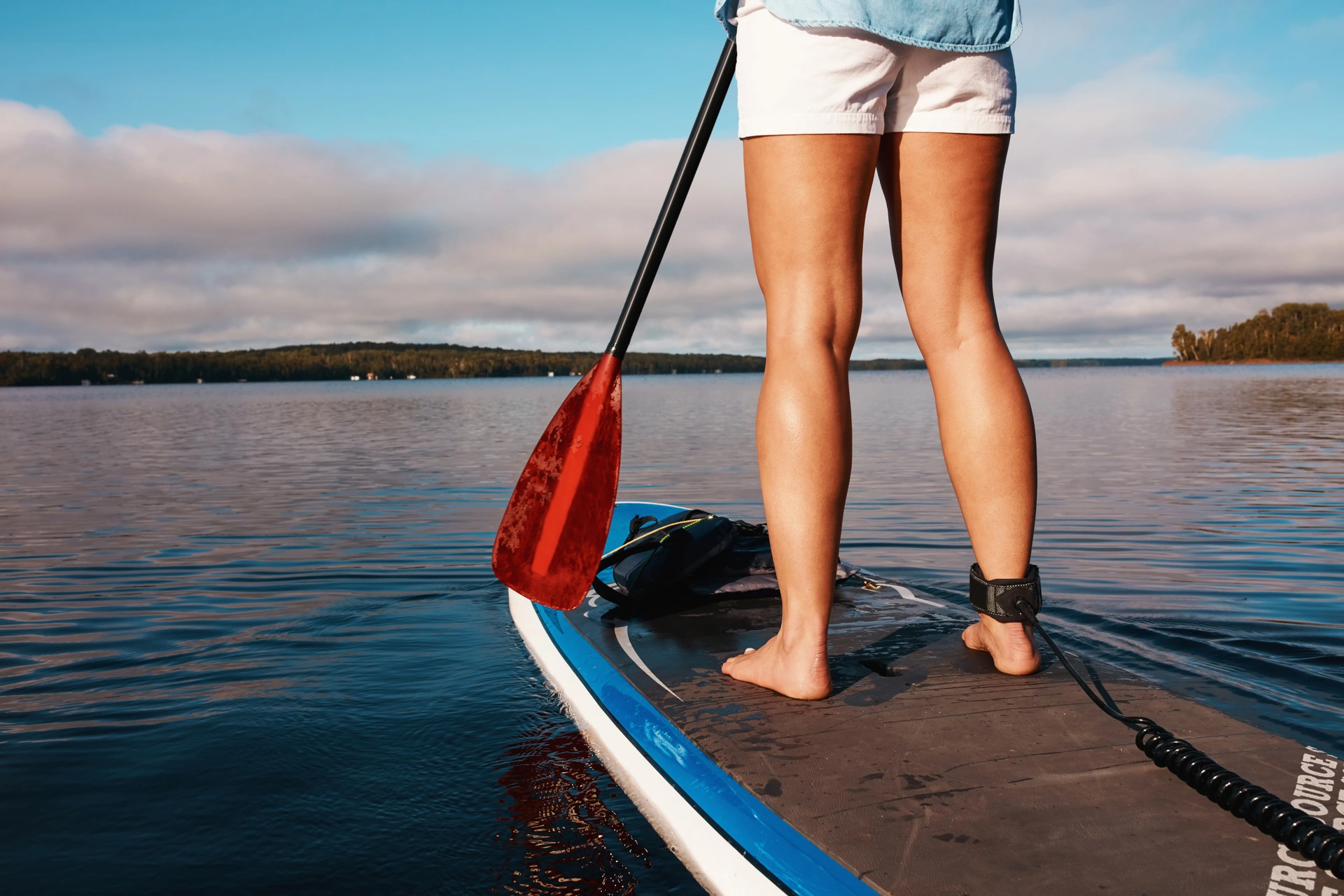 Popruh připnutý ke kotníku na paddleboardu