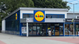 Lidl natrvalo zlevnil máslo, vejce i&nbsp;další zboží (2026): Ceny šly dolů až o&nbsp;40&nbsp;%, čekání na leták končí