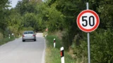 Limit 50&nbsp;km/h se má na okreskách rušit, tvrdí média (2026): Zpráva z&nbsp;Německa vyvolala poprask, u&nbsp;nás se testuje opak