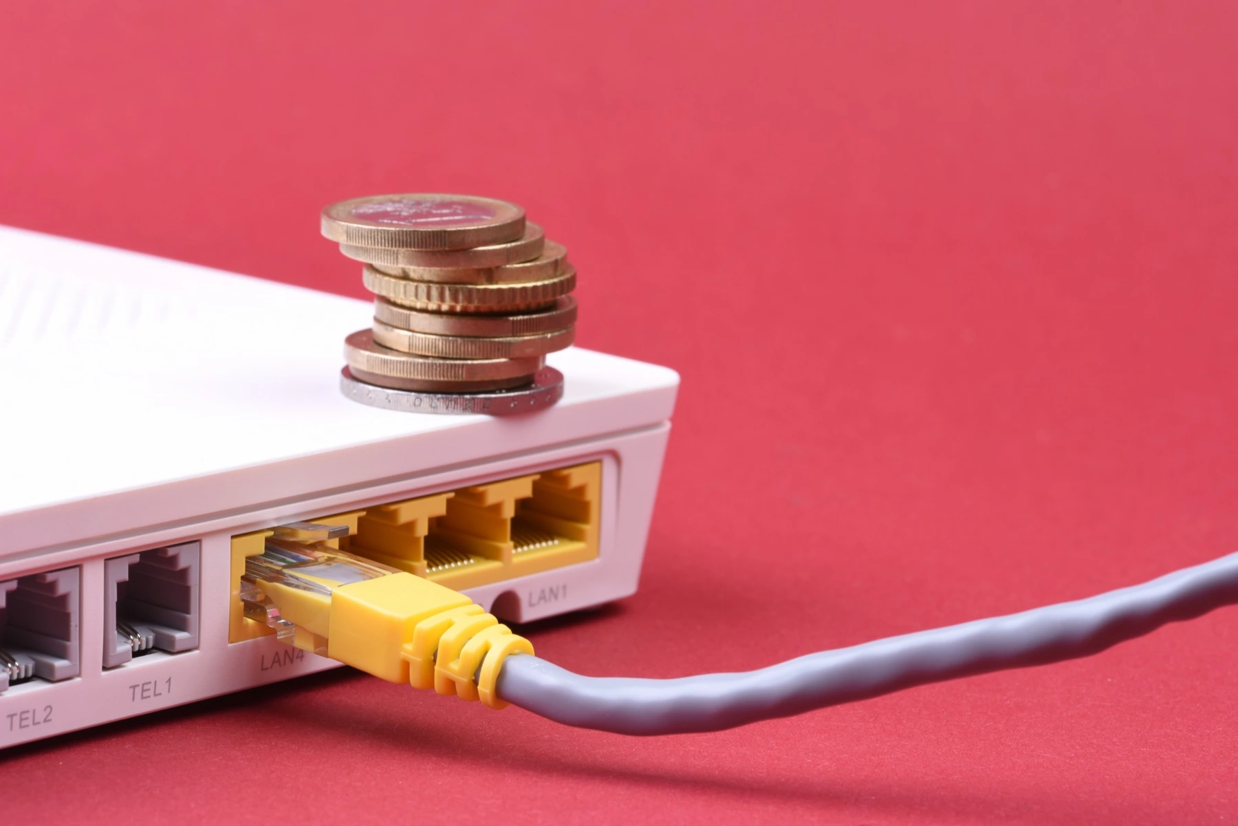 Internetoví „experti“ radí položit na router minci, zlepší se tím prý signál. Vyzkoušeli jsme to, trik naráží na fyziku