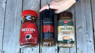 Nejlepší 3 instantní kávy z&nbsp;českých supermarketů (Test 2026): Vítězný Jacobs zároveň patří mezi nejlevnější