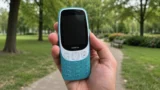 Oblíbená Nokia z&nbsp;90. let je zpět: Modelu 3210 zůstala tlačítka i&nbsp;legendární Had, bez nabíjení vydrží několik dní