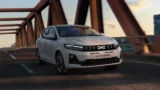 Nová Dacia Sandero Hybrid 155&nbsp;(2026): Jezdí za 4,2 litru, Škoda Fabia hybrid v&nbsp;nabídce nemá. Češi řeší, jestli připlatit