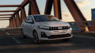 Nová Dacia Sandero Hybrid 155&nbsp;(2026): Jezdí za 4,2 litru, Škoda Fabia hybrid v&nbsp;nabídce nemá. Češi řeší, jestli připlatit