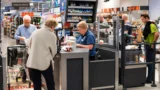„Rádi si s&nbsp;lidmi povídáme“: Britský supermarket vyhodil samoobslužné pokladny, za kasu vrací prodavačky