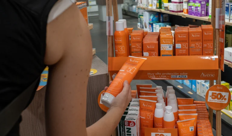 3 nejhorší opalovací krémy z&nbsp;drogerie dle recenzí (2026): Kritiku sbírají Astrid Sun i&nbsp;dva produkty Sundance z&nbsp;dm