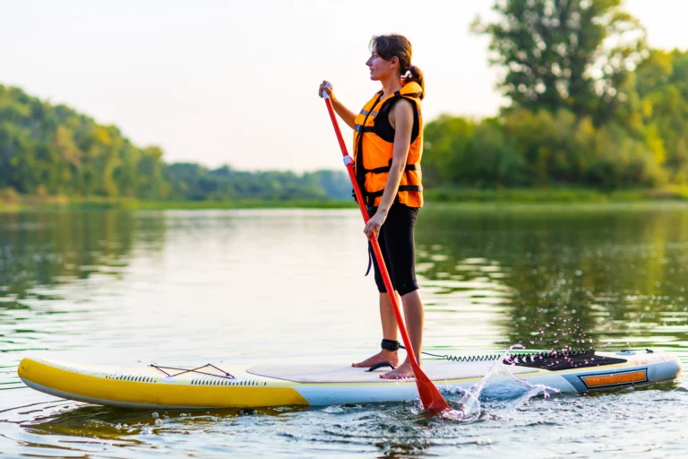 Případ pohřešovaných mladíků na jezeře Most ukazuje, jak důležitý je popruh a&nbsp;další pravidla při paddleboardingu