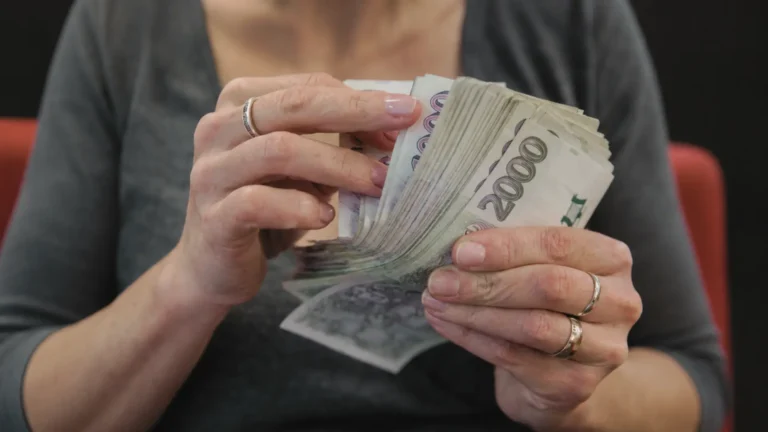 „Úřady jdou po lidech, co si chtějí vydělat víc v&nbsp;čistém,“ tvrdí média (2026): Švarcsystém se týká až 175&nbsp;000 Čechů
