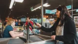 „Je to chyták na lidi,“ říkají Češi o&nbsp;cenovkách za 100 gramů. Za vaničku ovoce pak nevědomky zaplatí i&nbsp;4× tolik