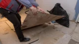Chtěl ušetřit tisíce za řemeslníka, pak toho hořce litoval: V&nbsp;létě mu v&nbsp;obýváku vyrostl kopec vysoký 5 centimetrů