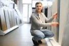 Nová dlažba bez bourání? Lidé objevují „cvakací“ dlaždice. Umístíte je na starou podlahu, náš respondent ale našel past