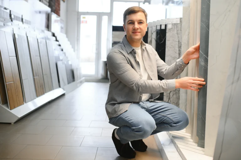 Nová dlažba bez bourání? Lidé objevují „cvakací“ dlaždice. Umístíte je na starou podlahu, náš respondent ale našel past