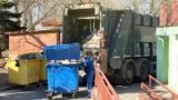 Pokuta za objetí popelářů (2026): Přes plnou čáru jen pokud stojí, jinak hrozí pokuta 25&nbsp;000&nbsp;Kč