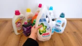 Nejlepší prací gely dle našich a&nbsp;zahraničních testů: Vítězem je levný gel z&nbsp;dm, Persil ani Lenor na něj nestačily