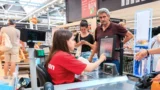 Velké srovnání mezd pokladních (léto 2026): Na špici je Lidl, Billa dává o&nbsp;7&nbsp;100&nbsp;Kč&nbsp;míň i&nbsp;po letošním zvýšení