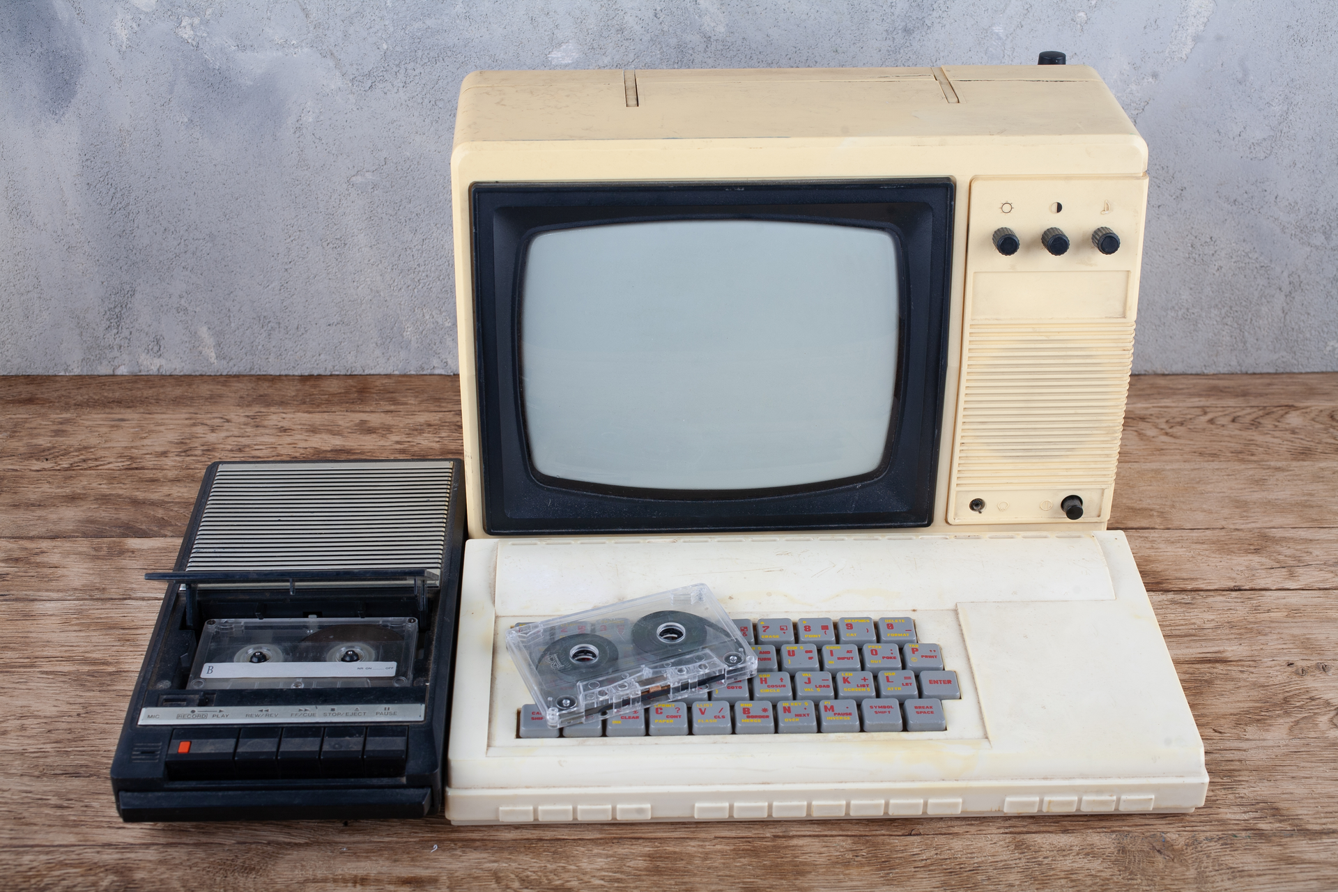Retro osmibitový počítač s kazetovým magnetofonem a kazetou