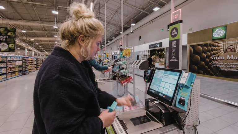 Blíží se konec samoobslužných pokladen? Ztráty ze zboží vzrostly už o&nbsp;22&nbsp;%, řetězce jsou zatím proti