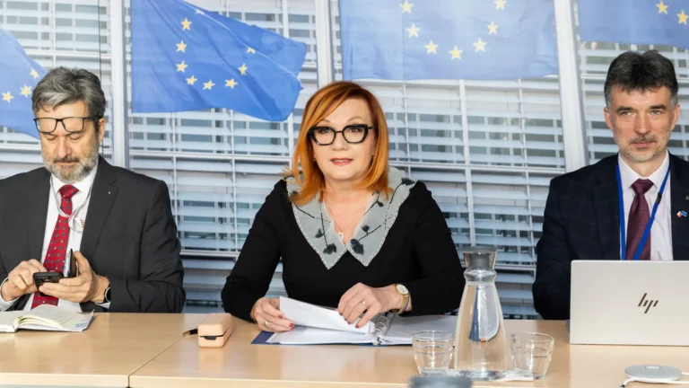 „Pracujte dál,“ vzkazuje stát důchodcům (2026): Vláda za každý rok navíc slibuje o&nbsp;1,5&nbsp;%&nbsp;vyšší penzi