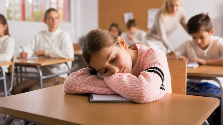 Konec vyučování od 8 ráno? Odborníci mluví o&nbsp;spánkové deprivaci dětí, 70&nbsp;%&nbsp;Čechů posun přesto odmítá
